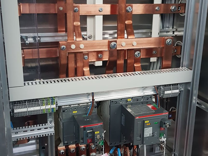 LinkedIn-Post: Für eine Transportfirma mit Kühllager durften wir total 5 Anlagen bauen für die Not-Einspeisung ab Generator.