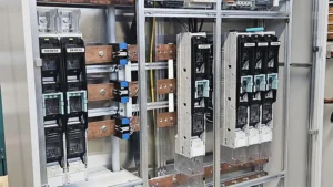 LinkedIn-Post: Präzision, die man sieht. Qualität, die überzeugt. In unserer Werkstatt entsteht derzeit eine Unterverteilung für die Einspeisung der PVA mit einer Leistung von 200kVA. Saubere Verarbeitung, durchdachte Struktur und Qualität stehen bei uns täglich im Vordergrund. Von massiven Kupfersammelschienen über leistungsstarke Schutzgeräte bis hin zur fein abgestimmten Steuertechnik – jeder Schritt wird bei uns mit höchster Sorgfalt und Fachwissen umgesetzt.