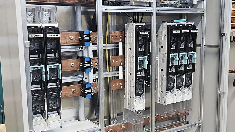 LinkedIn-Post: Präzision, die man sieht. Qualität, die überzeugt. In unserer Werkstatt entsteht derzeit eine Unterverteilung für die Einspeisung der PVA mit einer Leistung von 200kVA. Saubere Verarbeitung, durchdachte Struktur und Qualität stehen bei uns täglich im Vordergrund. Von massiven Kupfersammelschienen über leistungsstarke Schutzgeräte bis hin zur fein abgestimmten Steuertechnik – jeder Schritt wird bei uns mit höchster Sorgfalt und Fachwissen umgesetzt.