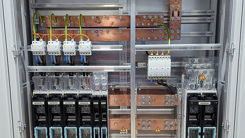 LinkedIn-Post: Die grösste PV-Anlage des Kantons Zürich ist in Betrieb. Auch dank unseren Verteilanlagen wird die erzeugte Energie vom Dach sicher an Ihren Bestimmungsort verteilt. Wir bedanken uns bei allen Beteiligten für die tolle Zusammenarbeit. Krebs Tableaubau AG – Wir bringen Energie in Form.