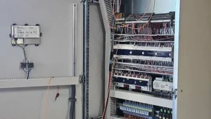 LinkedIn-Post: Wenn die Prüfung einer Lüftungssteuerung zur kleinen Herausforderung wird. Bereits in der Planungsphase dieser Anlage wurde deutlich, dass der verfügbare Platz in der Breite nicht ausreicht. Die Lösung bestand in einer vertikalen Ausführung. Die Lüftungssteuerung wurde mit einer Breite von 800 mm und einer Höhe von 2,6 m realisiert. Durch den Aufbau in die Höhe konnte trotz beengter Platzverhältnisse eine übersichtliche Struktur, gute Zugänglichkeit sowie eine funktionale und prüffreundliche Umsetzung gewährleistet werden. Eine typische, jedoch nicht alltägliche Herausforderung aus der Praxis – gelöst durch angepasste Planung, technisches Verständnis und eine kontinuierliche Abstimmung mit dem Auftraggeber.
