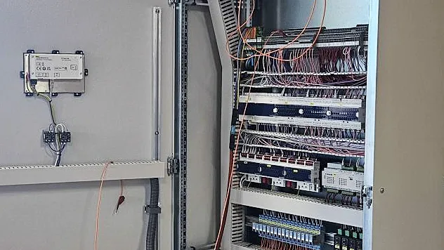 LinkedIn-Post: Wenn die Prüfung einer Lüftungssteuerung zur kleinen Herausforderung wird. Bereits in der Planungsphase dieser Anlage wurde deutlich, dass der verfügbare Platz in der Breite nicht ausreicht. Die Lösung bestand in einer vertikalen Ausführung. Die Lüftungssteuerung wurde mit einer Breite von 800 mm und einer Höhe von 2,6 m realisiert. Durch den Aufbau in die Höhe konnte trotz beengter Platzverhältnisse eine übersichtliche Struktur, gute Zugänglichkeit sowie eine funktionale und prüffreundliche Umsetzung gewährleistet werden. Eine typische, jedoch nicht alltägliche Herausforderung aus der Praxis – gelöst durch angepasste Planung, technisches Verständnis und eine kontinuierliche Abstimmung mit dem Auftraggeber.